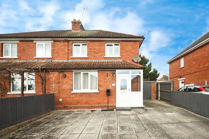 3 Bedroom Semi Detached House For Sale In Lyngford Square, Taunton, TA2