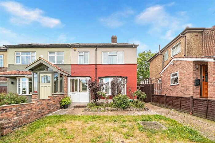 3 Bedroom House To Rent In Roding Lane South, Ilford, IG4