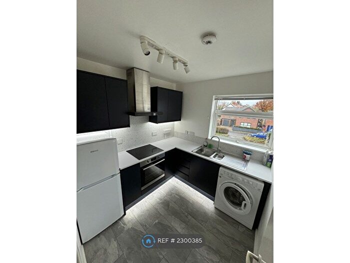 2 Bedroom Flat To Rent In Southpoint, Stockport, SK4