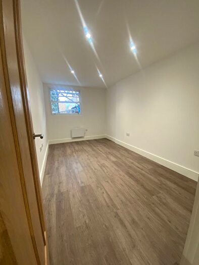3 Bedroom Flat To Rent In Earls Court Road, London, SW5