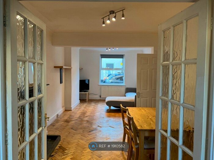 3 Bedroom Semi-Detached House To Rent In Sidney Road, London, SE25