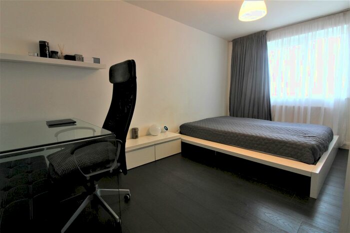 2 Bedroom Flat To Rent In Mintern Close, Hedge Lane, London, N13