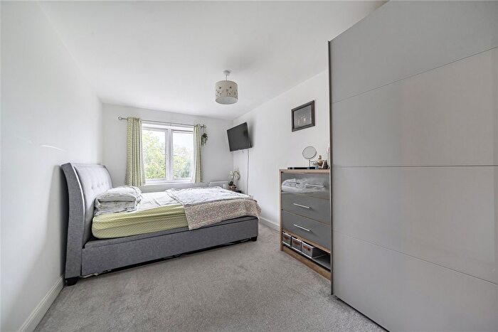 2 Bedroom Flat For Sale In Chertsey, Surrey, KT16