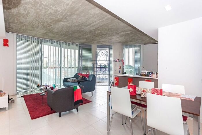 2 Bedroom Flat For Sale In Hoola Building, East Tower, Tidal Basin Road, Royal Victoria Docks, E16