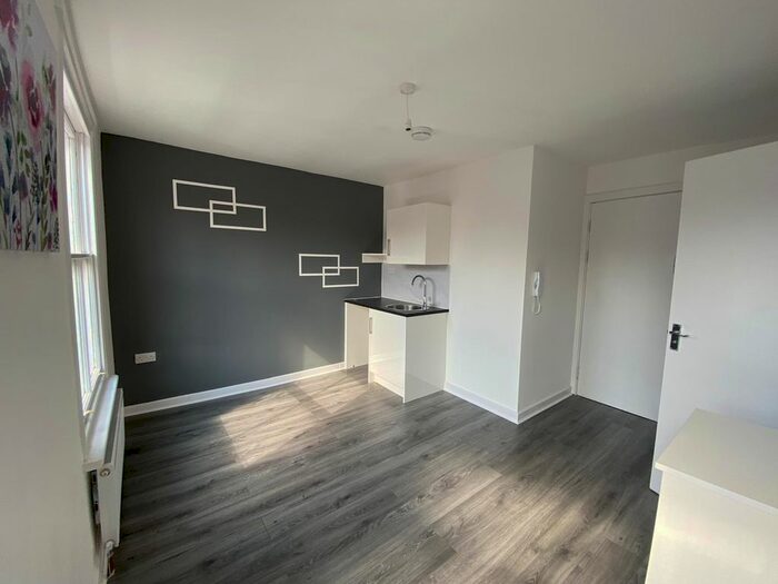 Studio To Rent In Laud Close, Reading, RG1