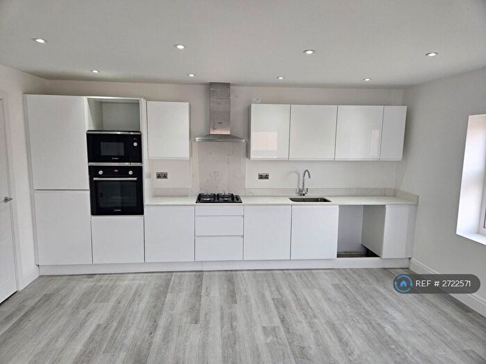 2 Bedroom Flat To Rent In Frontier Court, Woking, GU21