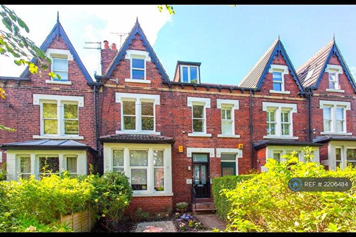 3 Bedroom Flat To Rent In Roundhay, Leeds, LS8