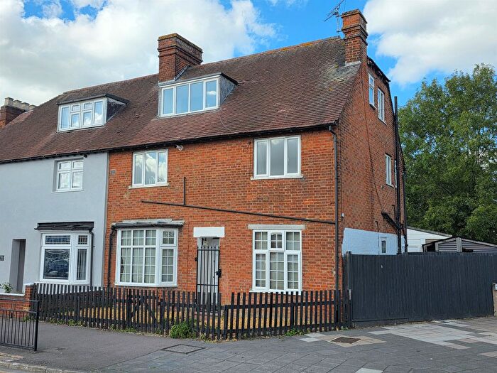3 Bedroom Flat For Sale In Cambridge Street, Aylesbury, HP20
