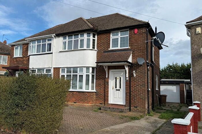 3 Bedroom Semi-Detached House For Sale In Hollybush Road, Luton, LU2