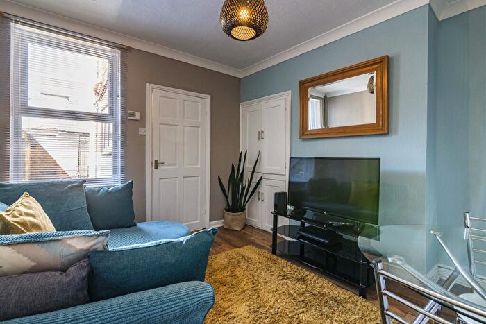 3 Bedroom Terraced House To Rent In Thesiger St // Bed // Aug, LN5