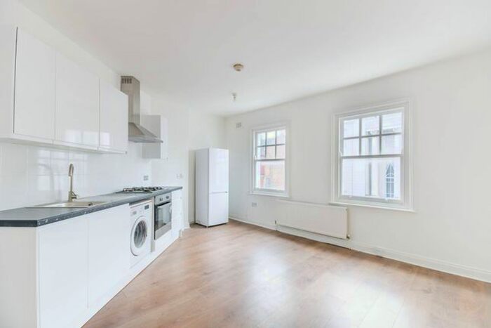 2 Bedroom Flat To Rent In Mitcham Road, Tooting, London, SW17