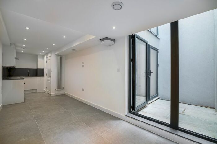 3 Bedroom Flat To Rent In Balham High Road, London, SW12