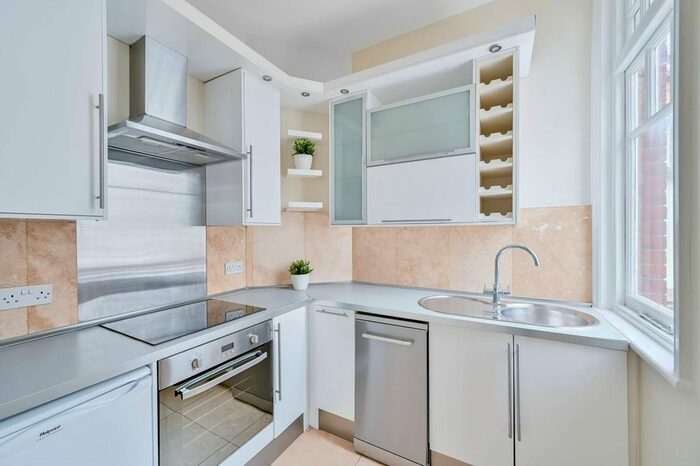2 Bedroom Flat To Rent In Wandsworth Common Westside, Wandsworth Common, London, SW18