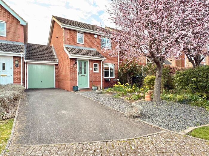 3 Bedroom Link Detached House For Sale In Malmsey Close, Tewkesbury, GL20