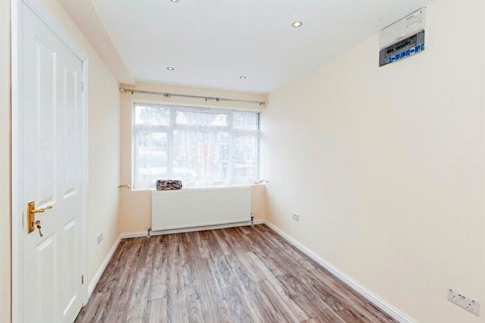 4 Bedroom Detached House For Sale In Moor Furlong, Slough, SL1