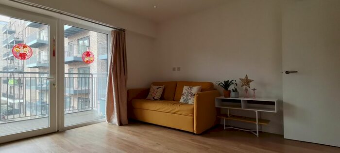1 Bedroom Flat To Rent In Fairbank House, Beaufort Square, London, NW9