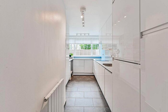 2 Bedroom Maisonette To Rent In Clovelly Way, London, , Stepney, London, E1