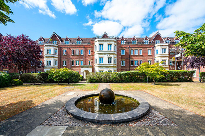 2 Bedroom Flat For Sale In The Cloisters, Guildford, GU1
