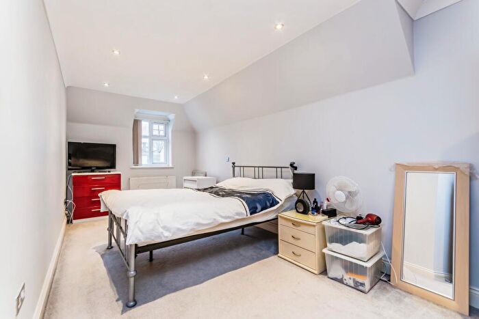 2 Bedroom Flat For Sale In Croydon Road, Caterham, Surrey, CR3