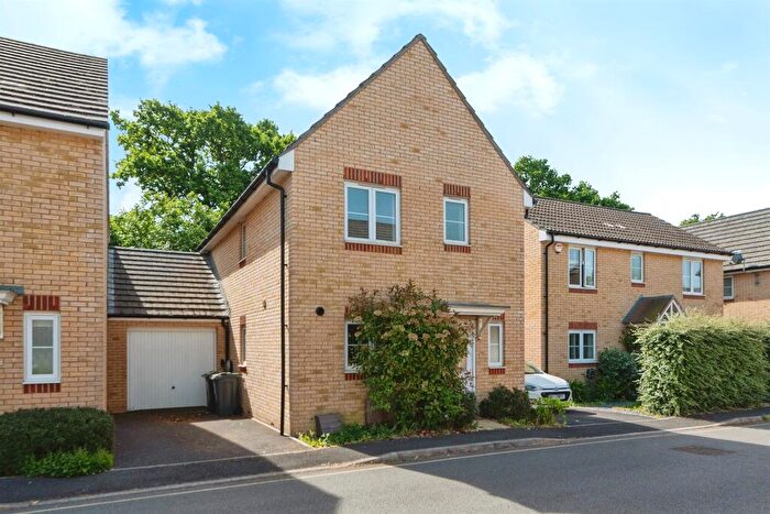 3 Bedroom Link Detached House For Sale In Pipits Close, Havant, PO9