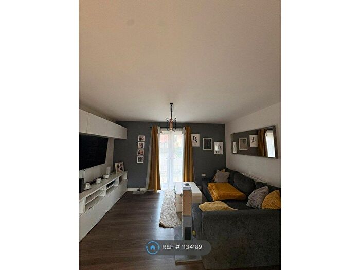 2 Bedroom Flat To Rent In Scott House, Epsom, KT17