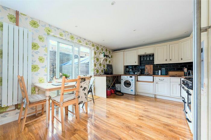 3 Bedroom Terraced House To Rent In Lairs Close, Islington, N7