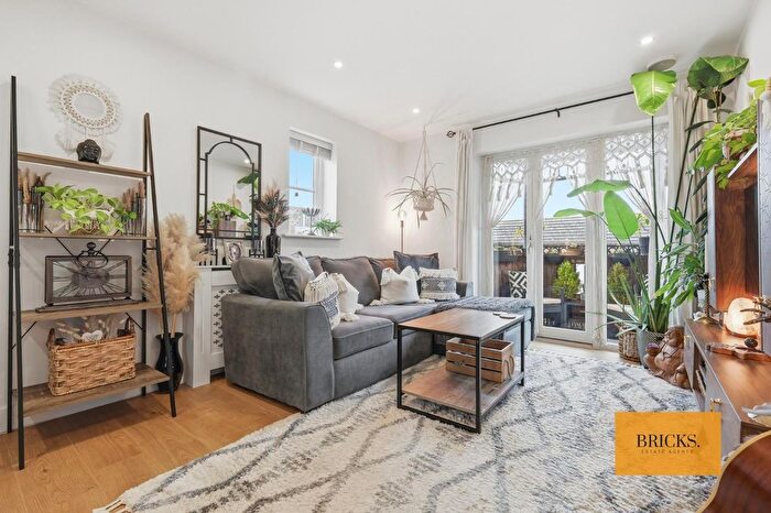 2 Bedroom Flat For Sale In Buckingham Road, Epping, CM16