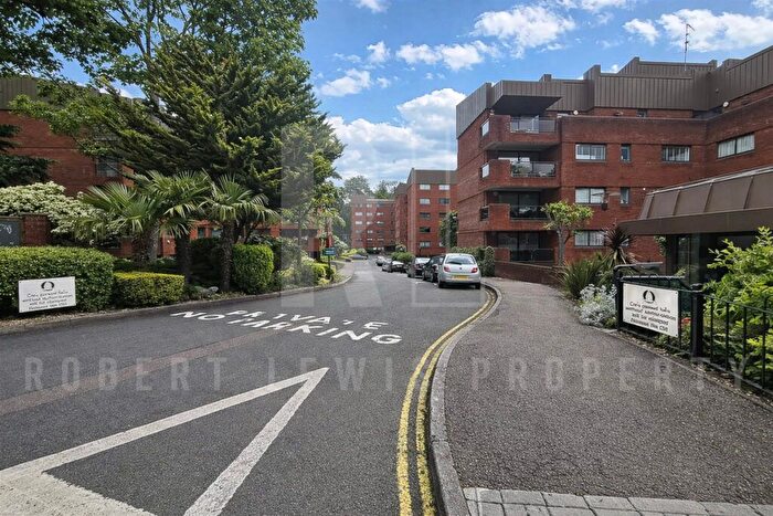 2 Bedroom Flat To Rent In Spencer Close, London, N3