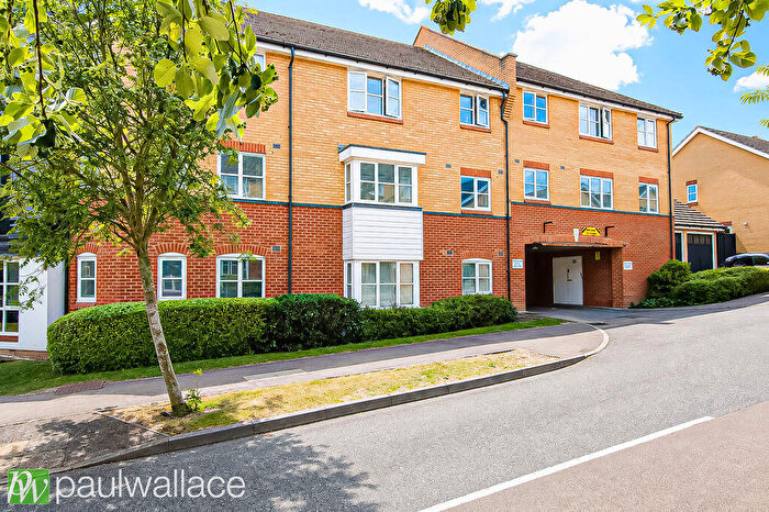 2 Bedroom Apartment For Sale In Plomer Avenue, Hoddesdon | Spacious Top Floor Apartment With En Suite & Allocated Parking, EN11