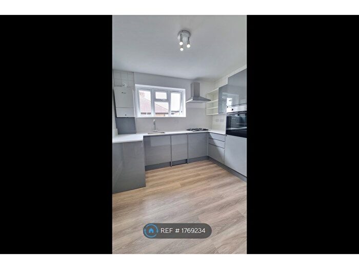 2 Bedroom Flat To Rent In Mayland Croft, Harrow, HA3