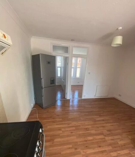 2 Bedroom Flat To Rent In High Road, Chadwell Heath, RM6