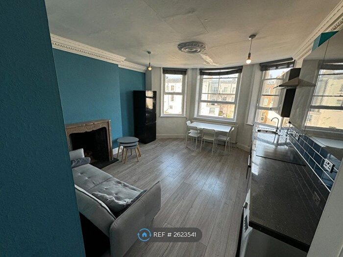 3 Bedroom Flat To Rent In Holland Road, Hove, BN3