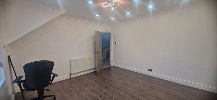 3 Bedroom Flat To Rent In Stratford Road, B11