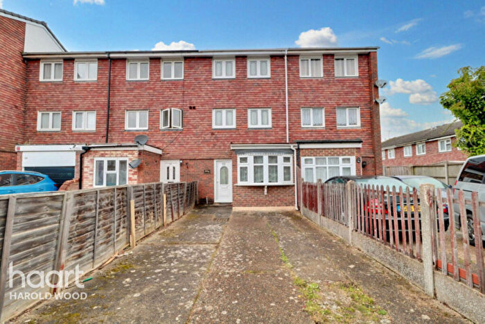 4 Bedroom Terraced House For Sale In Sevenoaks Close, Romford, RM3