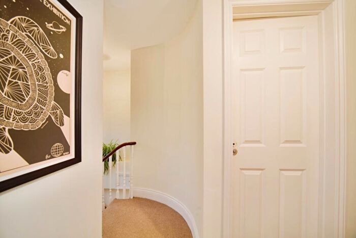 1 Bedroom Flat For Sale In Friern Barnet Road, London, London, N11