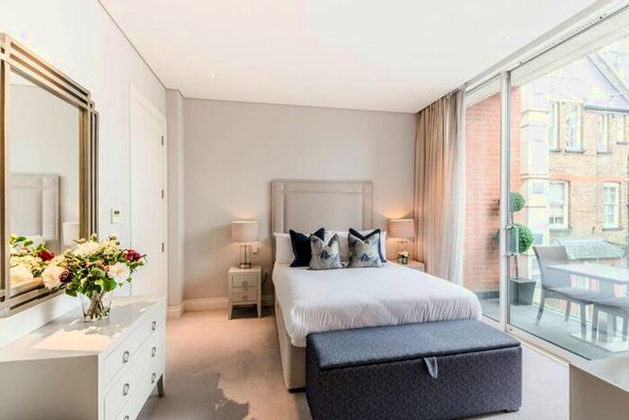 2 Bedroom Flat To Rent In Green Street, Mayfair, London, W1K