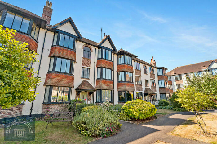 2 Bedroom Flat To Rent In Forest Court, The Forest, Snaresbrook, E11