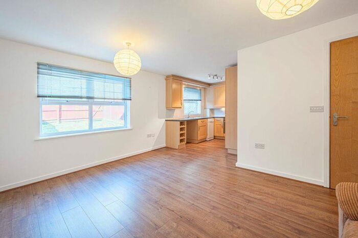2 Bedroom Flat To Rent In Lancaster Road, East Barnet, Barnet, EN4