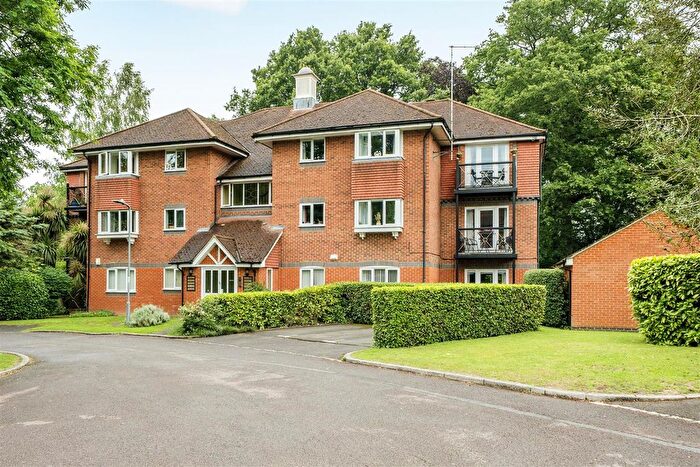 2 Bedroom Flat For Sale In Masefield Gardens, Crowthorne, Berkshire, RG45