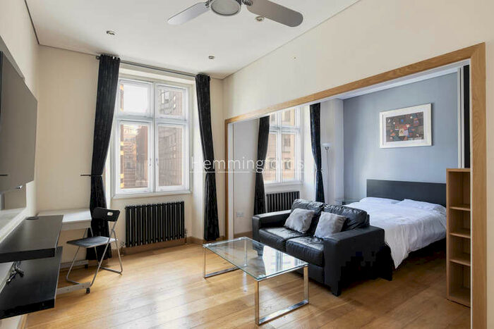Flat To Rent In New Bridge Street, London, EC4V