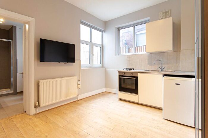Flat To Rent In North End Road, Golders Green, NW11