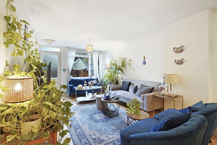 2 Bedroom Flat For Sale In More Close, St Pauls Court, London, W14