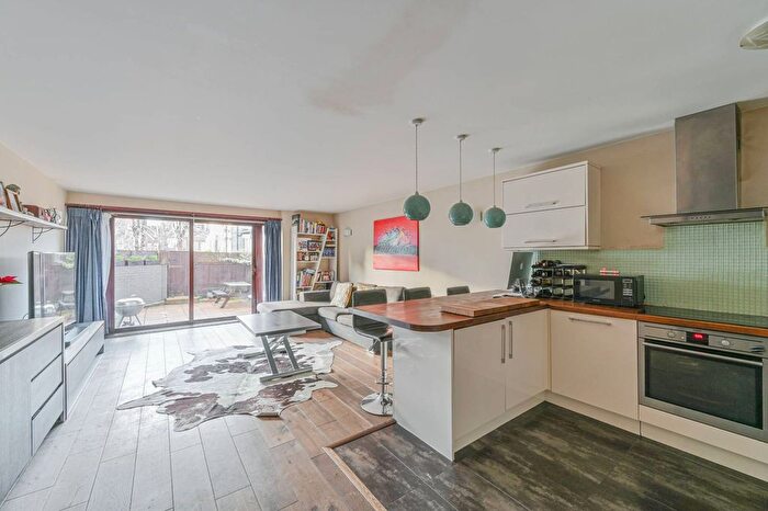 2 Bedroom Flat For Sale In Pendennis Road, Streatham, London, SW16
