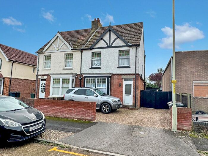 3 Bedroom Semi-Detached House To Rent In South Stour Avenue, Ashford, TN23