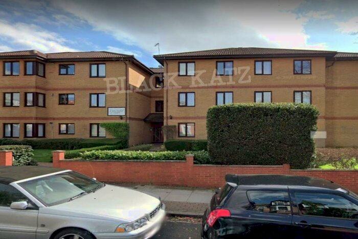 3 Bedroom Flat To Rent In Woodside Park Road, N12