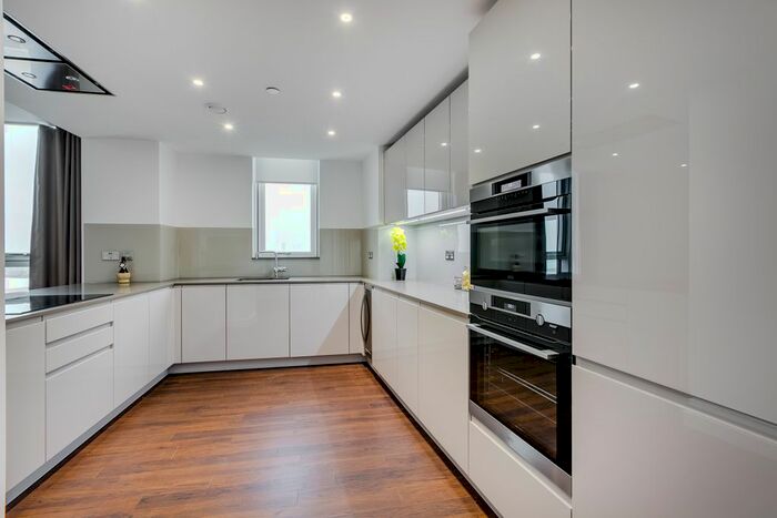 3 Bedroom Flat To Rent In Wandsworth Road, London, SW8