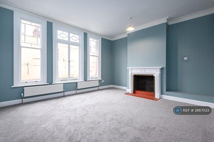 3 Bedroom Maisonette To Rent In High Street, Rochester, ME1