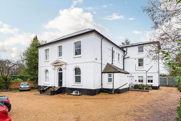 2 Bedroom Flat For Sale In Woburn Hill, Addlestone, KT15