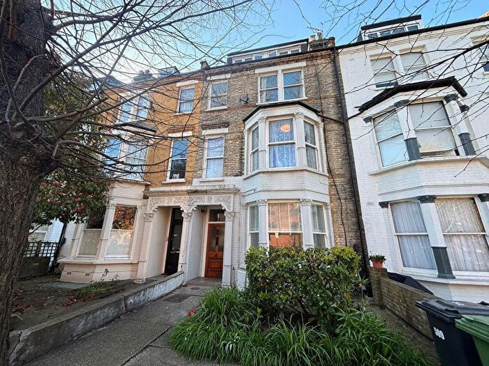 2 Bedroom Flat For Sale In Caledonian Road, Islington, London, N7