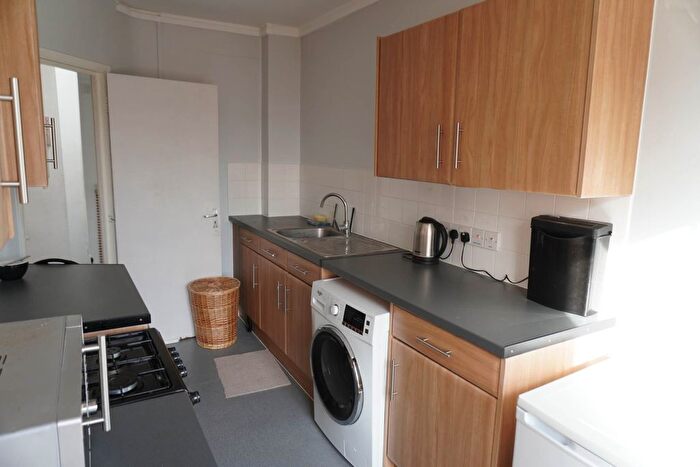 1 Bedroom Flat To Rent In Askew Road, London, W12